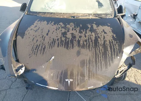 2024 Tesla Model Y Long Range Dual Motor All-Wheel Drive z USA, uszkodzony, nr VIN 7SAYGAEE2RF009485